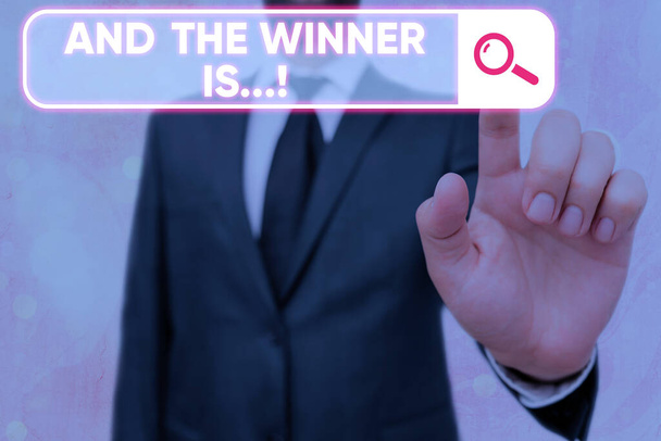 Scrivere un biglietto che mostra "E il vincitore e '". Business photo vetrina che annuncia chi ha ottenuto il primo posto al concorso o esame
. - Foto, immagini