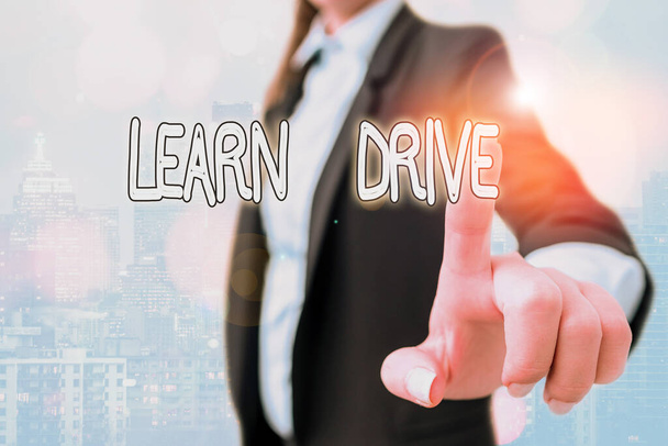 Nota de escritura que muestra Learn Drive. Exhibición de la foto del negocio para ganar el conocimiento o la habilidad en conducir un vehículo de motor
. - Foto, imagen