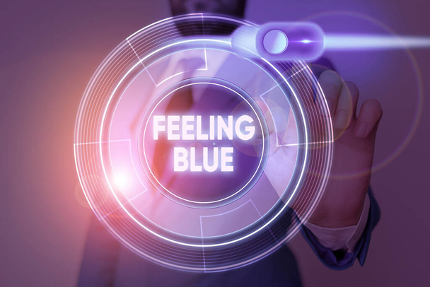 A escrever uma nota a mostrar "Feeling Blue". Foto de negócios mostrando Sentimento de desespero por causa da tristeza ou falta de alguém
. - Foto, Imagem