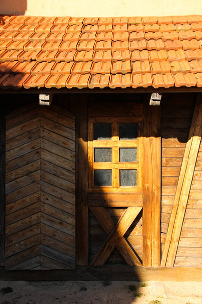 Kleine houten hut met gesloten deur. Middeleeuws landelijk gebouw maquette.  - Foto, afbeelding