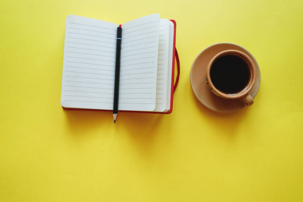 tasse de café sur fond jaune avec bloc-notes
 - Photo, image