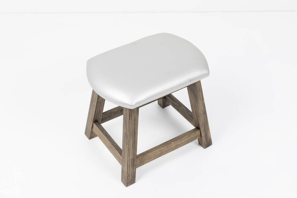 Традиційні міні чотири ноги дерев'яний стілець ізольовані на білому
 - Фото, зображення