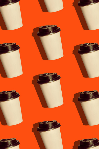 Kávé megy rendszeres minta készült fotó egy buja láva háttér. Kraft papír poharak fekete fedéllel és természetes fényes napernyővel. Az életstílus elveszi a forró italok koncepcióját. Trendi lapos, felülnézeti. - Fotó, kép