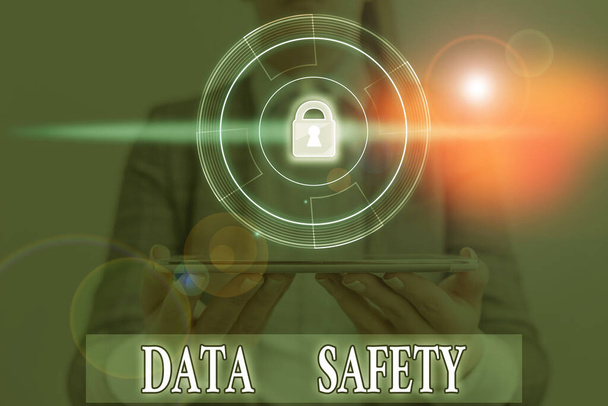 Word writing text Bezpieczeństwo danych. Koncepcja biznesowa dotycząca obaw chroniących dane przed utratą przez zapewnienie bezpiecznego przechowywania. - Zdjęcie, obraz