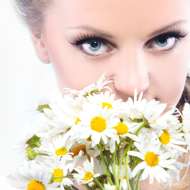 Beautiful woman with camomile. - Foto, imagen