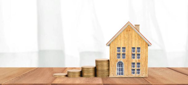 家の模型と硬貨。住宅と不動産の概念。ホームビジネスのアイデア - 写真・画像