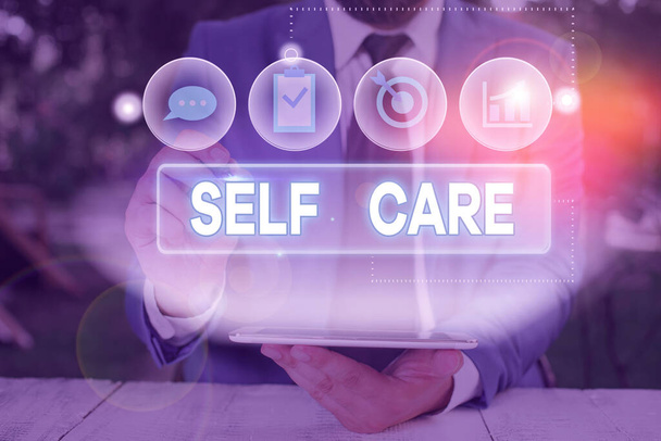 Słowo pisanie tekstu Self Care. Koncepcja biznesowa dla praktyki podejmowania działań w celu zachowania lub poprawy zdrowia własnego. - Zdjęcie, obraz
