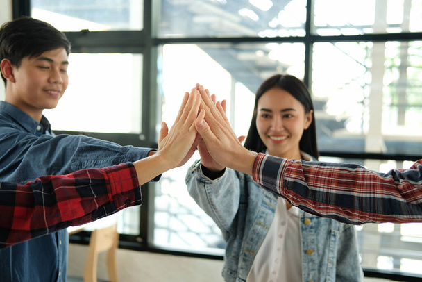 startup mężczyzna kobieta dołącza do zjednoczonej strony, zespół biznesowy dotyka rąk razem po zakończeniu umowy w spotkaniu. jedność praca zespołowa partnerstwo koncepcja korporacyjna. - Zdjęcie, obraz
