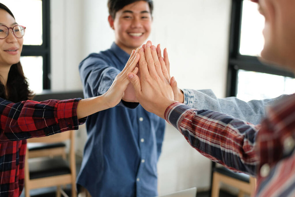 startup mężczyzna kobieta dołącza do zjednoczonej strony, zespół biznesowy dotyka rąk razem po zakończeniu umowy w spotkaniu. jedność praca zespołowa partnerstwo koncepcja korporacyjna. - Zdjęcie, obraz