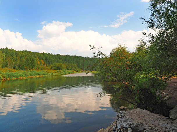 Hegyi folyó, erdő. Tartalék, Oroszország, Jekatyerinburg, Szverdlovszki terület         - Fotó, kép