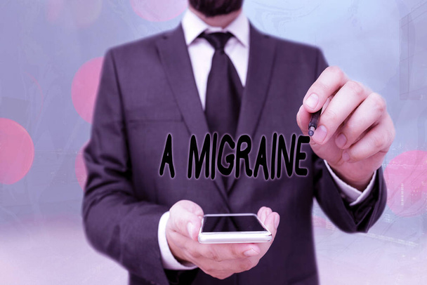 Migren ile ilgili el yazısı. Kavram, başının bir tarafını etkileyen sürekli zonklayan baş ağrısı anlamına gelir.. - Fotoğraf, Görsel