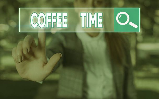 Γράμμα που δείχνει την ώρα του καφέ. Επαγγελματική φωτογραφία που δείχνει ένα σύντομο χρονικό διάστημα στο οποίο μπορείτε να σταματήσετε να εργάζεστε για να ξεκουραστείτε. - Φωτογραφία, εικόνα