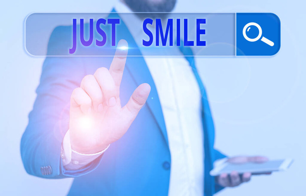 Texte manuscrit Just Smile. Concept signifiant assumer une expression faciale indiquant plaisir ou amusement
. - Photo, image