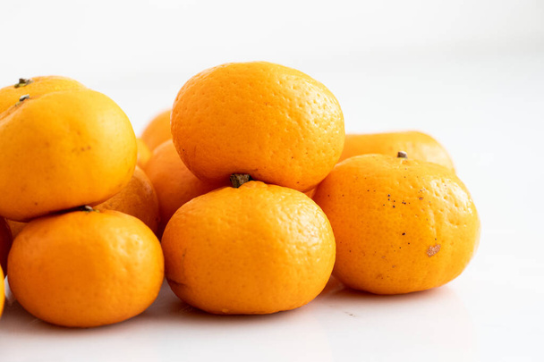 wielokrotna pomarańcza na białej powierzchni marmuru. Pojęcie żywienia owoców i żywności dietetycznej. - Zdjęcie, obraz
