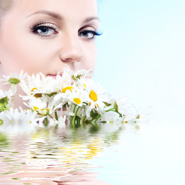 Beautiful woman with camomile. - Foto, imagen