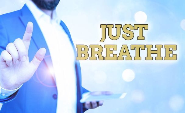 Palavra de texto escrito Just Breathe. Conceito de negócio para fazer uma pausa em um dia estressante Para superar dificuldades Relaxe
. - Foto, Imagem