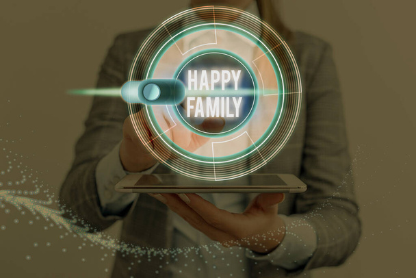 幸せな家族を示す概念的な手書き。質の高い時間を一緒に過ごす家族を紹介するビジネス写真. - 写真・画像