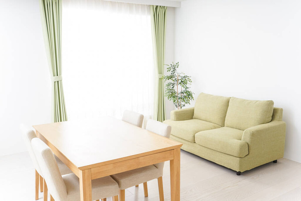 интерьер современной гостиной с удобным диваном, столом и стульями  - Фото, изображение