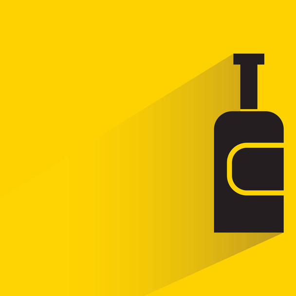 botella de bebida con sombra caída fondo amarillo
 - Vector, Imagen
