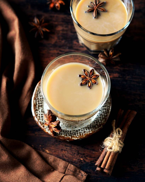 Τσάι Masala σε γυάλινα ποτήρια σε σκούρο ξύλινο φόντο. ρουστίκ - Φωτογραφία, εικόνα