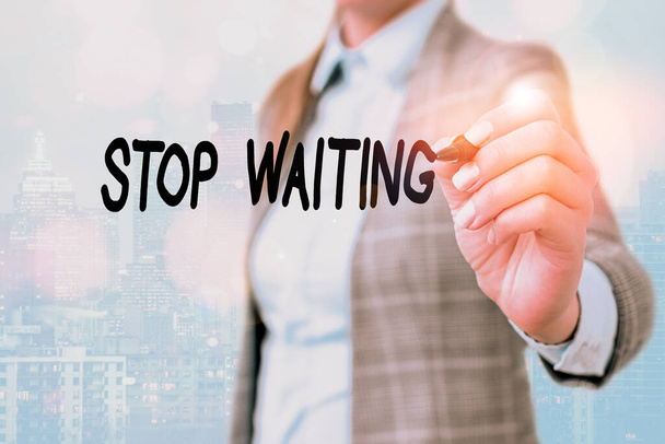 Szóírás üzenet Stop Waiting. Üzleti koncepció, hogy ne maradjunk egy helyen tétlenül. Lépjünk tovább.. - Fotó, kép