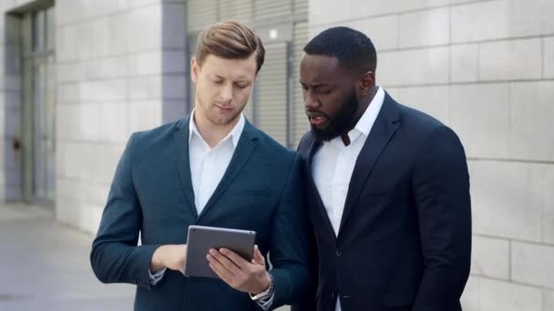 Empresarios trabajando en tabletas en la ciudad. Hombres de negocios usando touchpad afuera
 - Imágenes, Vídeo