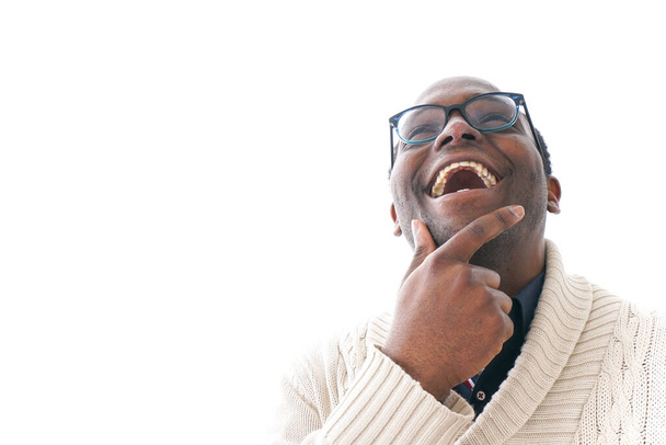 όμορφος Αφρικανός με γυαλιά που ποζάρει απομονωμένος σε λευκό φόντο - Φωτογραφία, εικόνα