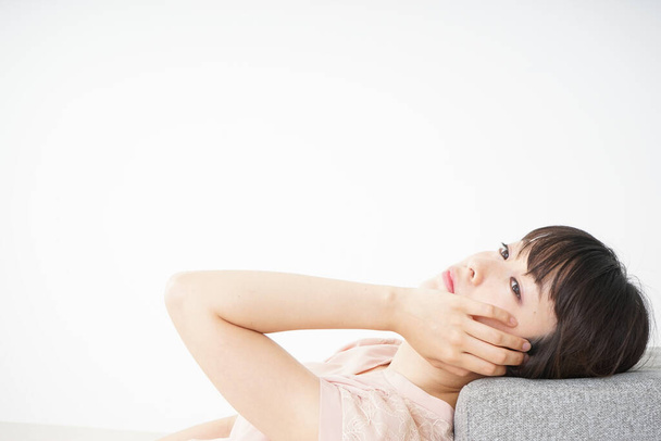 giovane donna che soffre di mal di testa, isolata su sfondo bianco - Foto, immagini