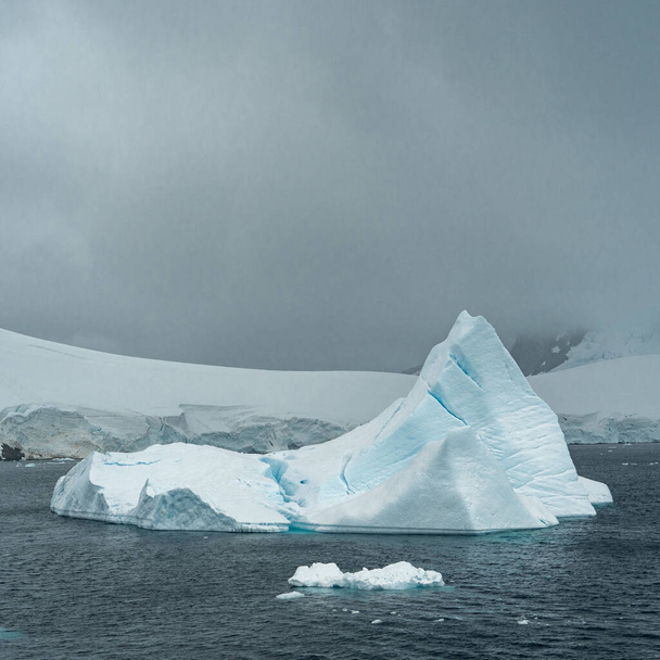 IJsberg in Antarctica zee. Havensluis. - Foto, afbeelding