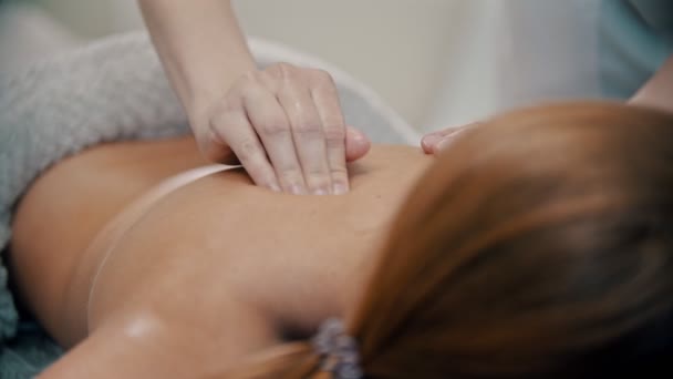Massage - massage therapist is kneading womans shoulder blade - Footage, Video
