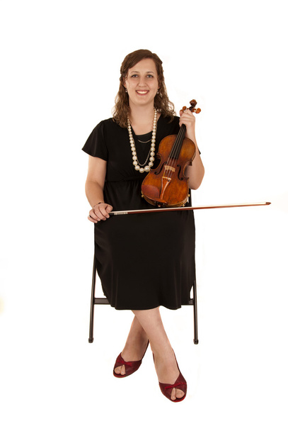 молода жінка тримає її скрипку і лук посміхається
 - Фото, зображення
