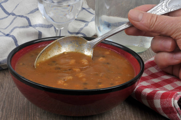 Mangia una ciotola di zuppa di harira da vicino
  - Foto, immagini
