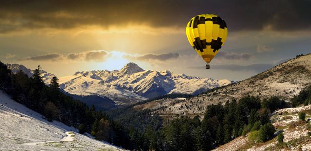 воздушный шар с горами Pic du Midi de Bigorre, французские Пиренеи
 - Фото, изображение