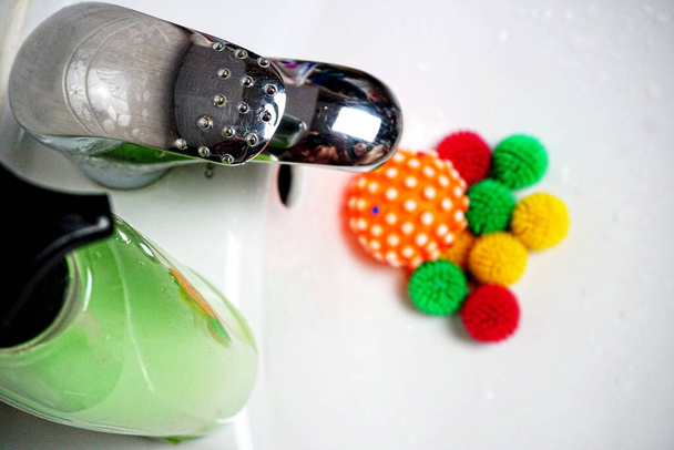 Színes vírus minták a mosogatóban a víz alatt fröccsenő              - Fotó, kép