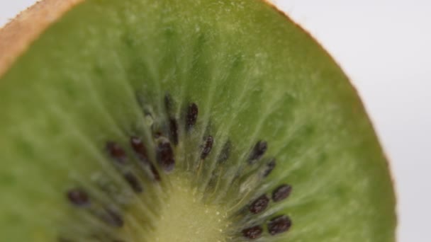 Snijd van kiwi 's geïsoleerd op witte achtergrond - Video
