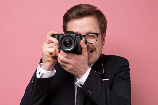 Молодой фотограф фотографирует цифровой камерой
 - Фото, изображение