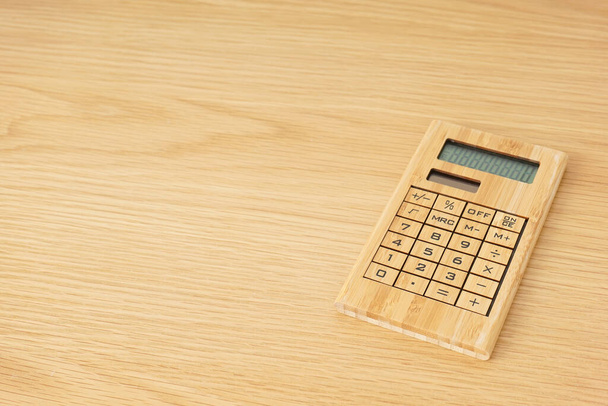 dřevěná kalkulačka na dřevěném pozadí - Fotografie, Obrázek