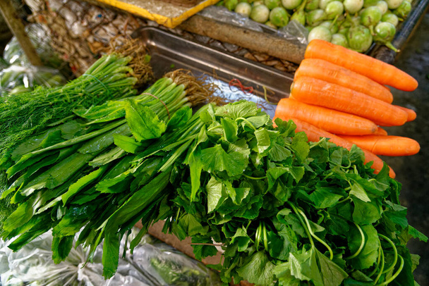 伝統的なストリート マーケットで新鮮な野菜。バンコク、タイ - 写真・画像