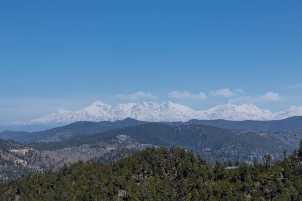 Neve coberto montanhas vista panorâmica com camadas de montanhas em uttrakhand
 - Foto, Imagem