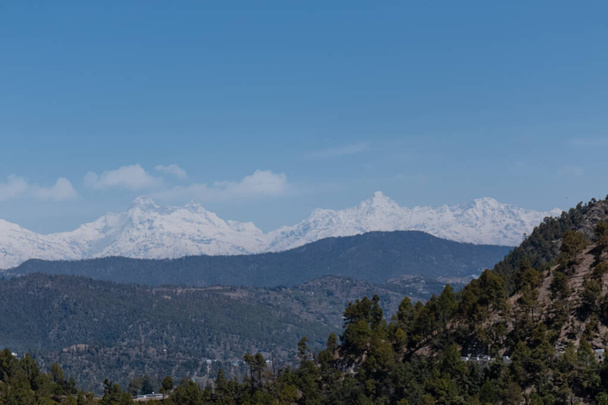 Sneeuw bedekte bergen schilderachtig uitzicht met lagen van de bergen op uttrakhand - Foto, afbeelding