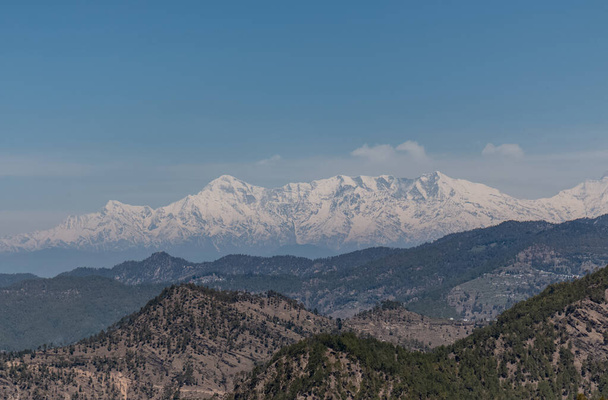 Neve coberto montanhas vista panorâmica com camadas de montanhas em uttrakhand
 - Foto, Imagem