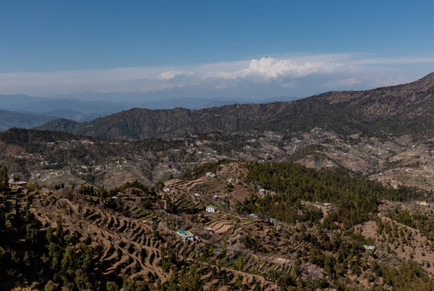 Montagnes enneigées vue panoramique avec des couches de montagnes à uttrakhand
 - Photo, image