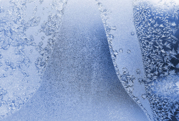 Vidro de janela gelada com belo padrão de gelo, close-up textura natural de inverno
 - Foto, Imagem