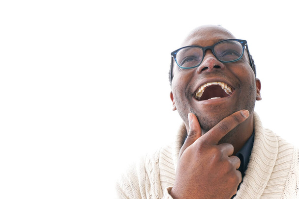 όμορφος Αφρικανός με γυαλιά που ποζάρει απομονωμένος σε λευκό φόντο - Φωτογραφία, εικόνα