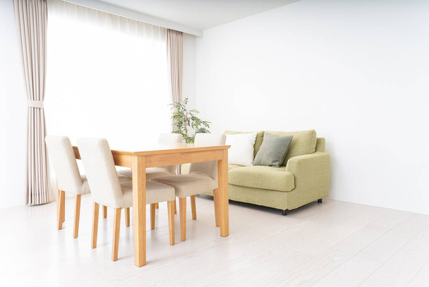 design de interiores de uma moderna sala de estar com sofá confortável, mesa e cadeiras  - Foto, Imagem