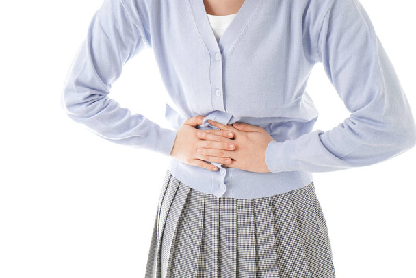 mujer que sufre de dolor de estómago sobre fondo blanco - Foto, Imagen