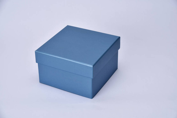 синя подарункова коробка на чистому фоні
 - Фото, зображення
