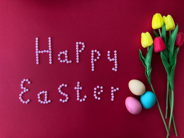 Postal card with the inscription - Happy Easter on a red background - Foto, Bild