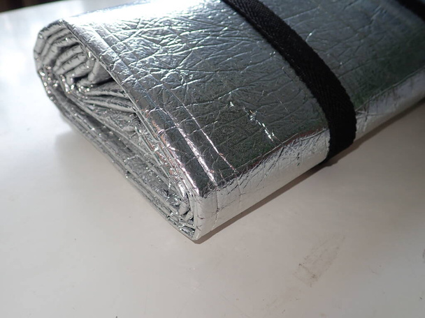 niewygodny składany aluminiowy mat do spania na kempingu - Zdjęcie, obraz