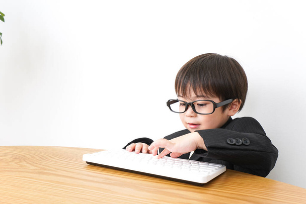 küçük çocuk masaüstü bilgisayarı kullanarak çalışıyor  - Fotoğraf, Görsel